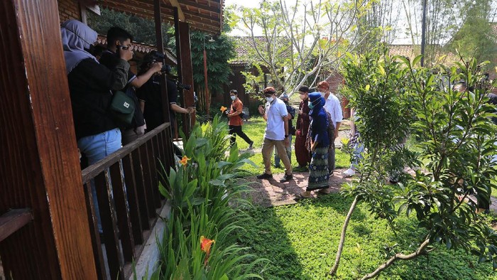 Menteri Pariwisata dan Ekonomi Kreatif Sandiaga Salahudin Uno bersama para influenser menyambangi desa wisata Candirejo.