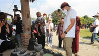 Menteri Pariwisata dan Ekonomi Kreatif Sandiaga Salahudin Uno didampingi public figur Ananda Omesh (Omesh) dan penyanyi dan youtuber Mitty Zasia berkunjung ke desa wisata, Desa Candirejo, Kabupaten Magelang, Jawa Tengah, Jumat (4/6/2021).