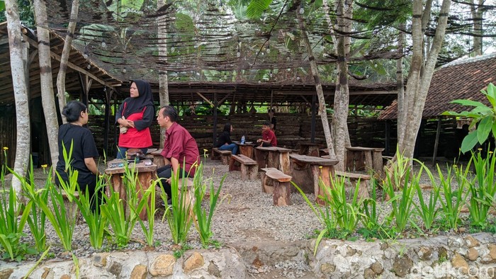 Nyantai Sambil Makan Sayur Lodeh hingga Urap Daun Pepaya Enak di Kuningan