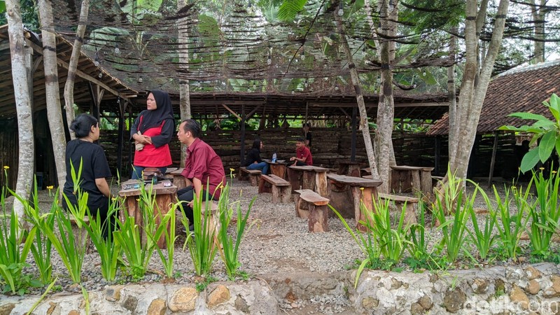 Nyantai Sambil Makan Sayur Lodeh hingga Urap Daun Pepaya Enak di Kuningan Nyantai Sambil Makan Sayur Lodeh hingga Urap Daun Pepaya Enak di Kuningan
