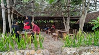 Tempat kulineran yang satu ini memiliki konsep tradisional dengan gaya khasnya yang bernuansa pedesaan. Bentuk bangunan dan perabotan di WKM ini juga terbilang jadul. Foto: Bima Bagaskara/detikcom