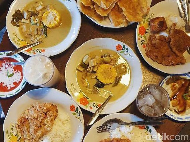 Makan Sayur Lodeh dan Urap Daun Pepaya Sedap di Kuningan