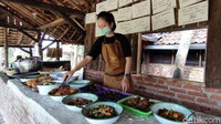 Ada pedesan entog juga yang kita tawarkan, masakan-masakan rumahan lainnya juga banyak, lalaban, urab, tumis, masih banyak lagi, kata Anton Octavianto pemilik WKM Kuningan. Foto: Bima Bagaskara/detikcom
