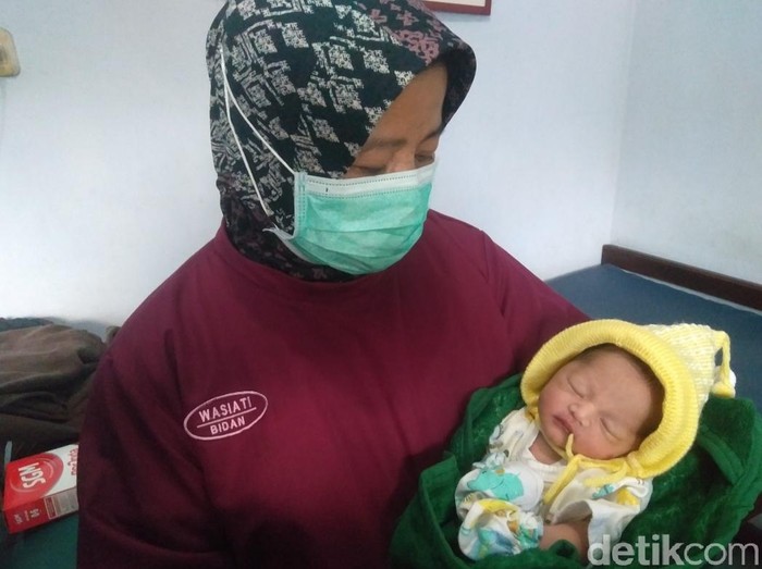 Pelaku yang membuang bayi perempuan di Blitar terungkap. Pelaku yakni ibu kandung bayi itu, yang sempat menutupi kehamilannya dari keluarga.