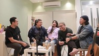 Sering membagikan momen seru bersama teman hingga keluarga. Ini gaya ngopi nyantai Nowela, bersama teman-temannya. Foto: Instagram @mikheila