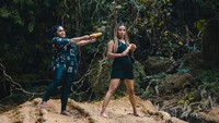 Makan jagung bakar di tengah hutan yang asri saja sudah keren. Foto Nowela yang satu ini berhasil membuat para penggemarnya terpesona. Foto: Instagram @mikheila