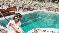 Floating breakfast, atau sarapan di kolam renang memang jadi pilihan makan pagi yang menarik dan wajib dicoba saat sedang liburan. Seperti Nowela, yang serasi sarapan dengan nuansa serba putih di kolam renang. Foto: Instagram @mikheila