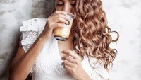 Wah, foto ini jadi bukti kalo penyanyi bersuara emas yang satu ini memang benar-benar penggemar berat kopi. Mau kopi dingin atau yang hangat. Foto: Instagram @mikheila