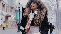 Liburan ke luar negeri, penyanyi dengan nama lengkap Nowela Elizabeth Mikhelia Auparay. Tampil stylish dengan coat, syal dan tentunya tak ketinggalan secangkir kopi hangat dari salah satu gerai kopi kesukaannya. Foto: Instagram @mikheila