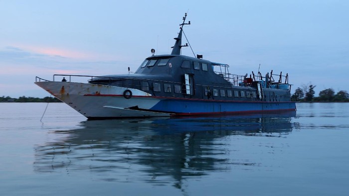 PENGUNGSI ROHINGYA MENUNGGU PENANGANAN Pengungsi etnis Rohingya berada di Pulau Idaman, pesisir Pantai Kuala Simpang Ulim, Aceh Timur, Aceh, Sabtu (5/6/2021). Sebanyak 81 orang pengungsi etnis Rohingya dengan tujuan Malaysia yang terdampar di Aceh pada 4 Juni 2021 tersebut masih menunggu penanganan dari pihak terkait. ANTARA FOTO/Irwansyah Putra/rwa.