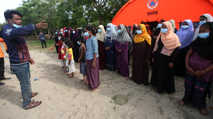 Pengungsi etnis Rohingya berada di Pulau Idaman, pesisir Pantai Kuala Simpang Ulim, Aceh Timur, Aceh, Sabtu (5/6/2021). Sebanyak 81 orang pengungsi etnis Rohingya dengan tujuan Malaysia yang terdampar di Aceh pada 4 Juni 2021 tersebut masih menunggu penanganan dari pihak terkait. ANTARA FOTO/Irwansyah Putra/rwa.