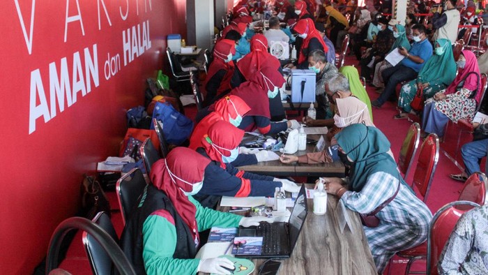 Peserta antre mengikuti vaksinasi COVID-19 untuk lansia di kawasan Sedati, Sidoarjo, Jawa Timur, Sabtu (5/6/2021). Vaksinasi dan pemeriksaan kesehatan yang diikuti 1000  peserta lansia tersebut dalam rangka peringatan Hari Lanjut Usia Nasional. ANTARA FOTO/Umarul Faruq/rwa.