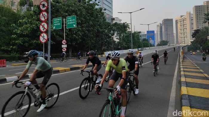 Pesepeda road bike di JLNT Kampung Melayu-Tanah Abang (Azhar Bagas/detikcom)