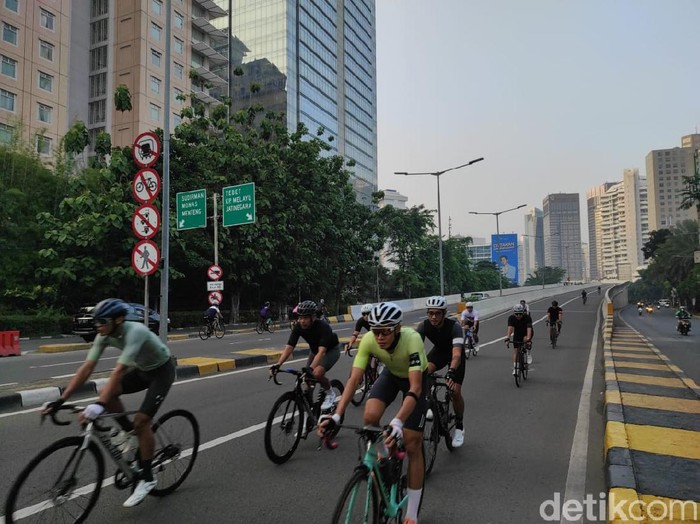 Pesepeda road bike di JLNT Kampung Melayu-Tanah Abang (Azhar Bagas/detikcom)