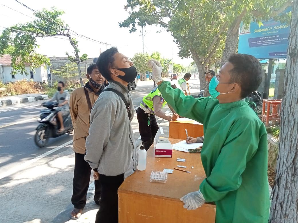 Polres Lotara gelar swab antigen acak bagi warga yang melintas.