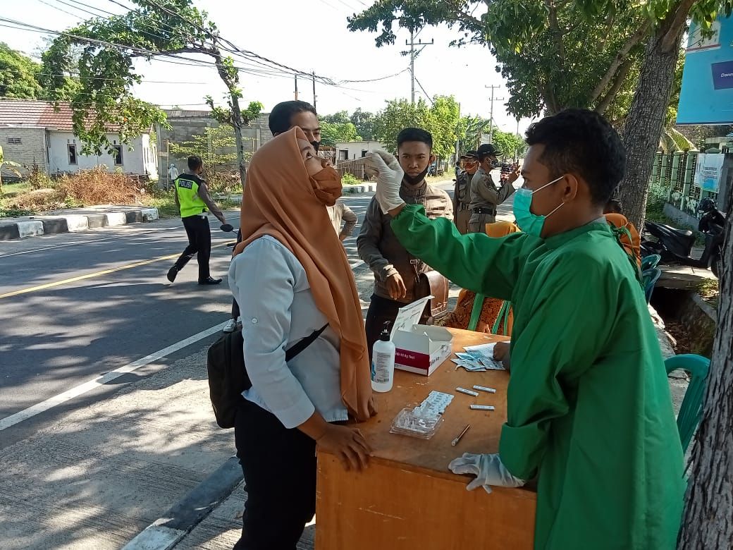 Polres Lotara gelar swab antigen acak bagi warga yang melintas.