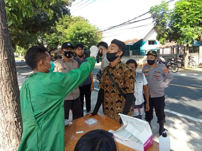 Polres Lotara gelar swab antigen acak bagi warga yang melintas.