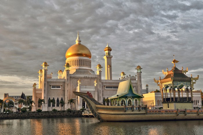 Sultan Omar Ali Saifuddin Mosque, Brunei Darussalam, depicting Mughal architecture and Italian style