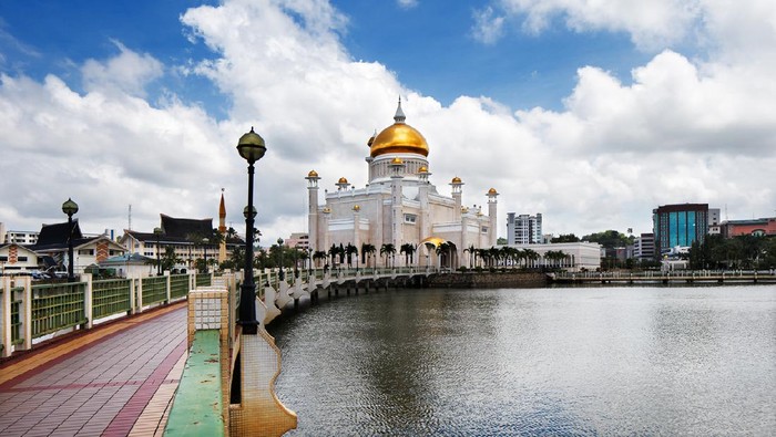 Sultan Omar Ali Saifuddin Mosque, Brunei Darussalam, depicting Mughal architecture and Italian style