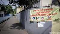Lockdown ini dilakukan karena adanya 22 warga dari RT tersebut yang terkonfirmasi positif COVID-19.