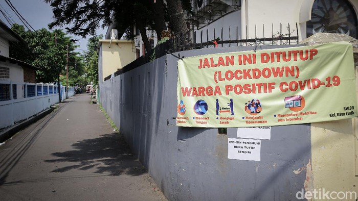 Potret Penerapan Lockdown Mikro di RT 11 Kayu Putih Jaktim Lockdown mikro efektif dilakukan di kawasan RT 11 RW 09 Kelurahan Kayu Putih, Jakarta Timur. Berikut foto-foto terkininya.