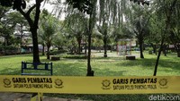 Klaster COVID-19 ini diawali ketika warga sering berkerumun di salah satu taman di RT 11 RW 09 Kayu Putih.