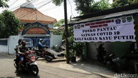Sebanyak 14 dari 22 orang yang positif COVID-19 di lingkungan tersebut sudah dirujuk ke Rumah Sakit Darurat COVID-19 (RSDC) Wisma Atlet. 