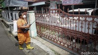 Sementara itu, lockdown atau karantina wilayah berskala mikro tengah diterapkan di lingkungan RT 11 RW 09 Kelurahan Kayu Putih demi mencegah penularan yang lebih besar.