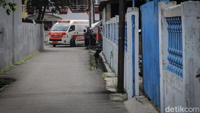 Lockdown mikro efektif dilakukan di kawasan RT 11 RW 09 Kelurahan Kayu Putih, Jakarta Timur. Berikut foto-foto terkininya.