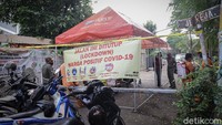 Sejumlah petugas gabungan dari Kelurahan Kayu Putih, tengah berjaga di kawasan RT 11 RW 09 yang sedang dilakukan Micro Lockdown, Jakarta, Sabtu (5/6/2021).