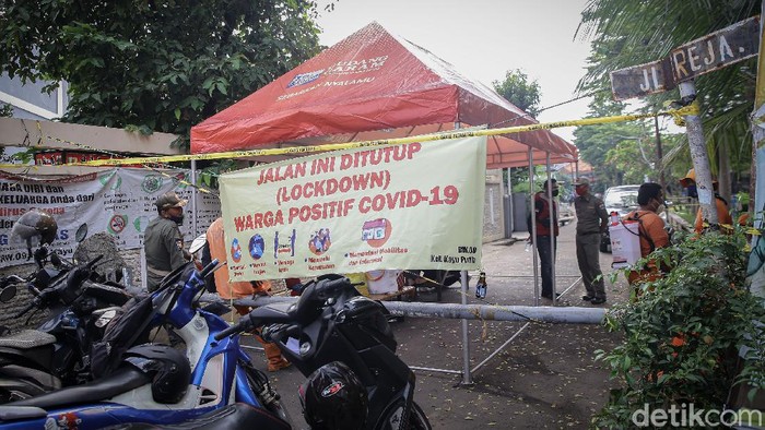 Potret Penerapan Lockdown Mikro di RT 11 Kayu Putih Jaktim Lockdown mikro efektif dilakukan di kawasan RT 11 RW 09 Kelurahan Kayu Putih, Jakarta Timur. Berikut foto-foto terkininya.