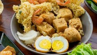 Dari kota Semarang ada tahu pong Semarang. Tahu putih digoreng dengan pelengkap bakwan udang. Kuahnya memakai petis dan cabe rawit. Pedas renyah buikin nagih. Cara mmebuatnya gampang, kamu bisa melihat di sini. Foto: iStock