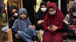 Ria Ricis Telat Tahu Ayah Meninggal, Bersimpuh di Atas Makam