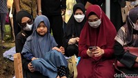 Saat sang ayah meninggal dunia Ria Ricis tengah berada di Flores pada Jumat (4/6) dan telat mengetahui kabar duka tersebut karena susah sinyal. Foto: Asep/detikhot