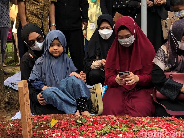 Ria Ricis Ria Ricis menyambangi makam sang ayah