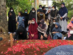 Ketegaran Ria Ricis saat Kunjungi Makam Sang Ayah