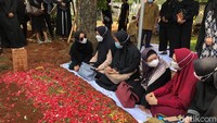 Ria Ricis terlihat memakai baju serba hitam dan kacamata hitam. Foto: Asep/detikhot