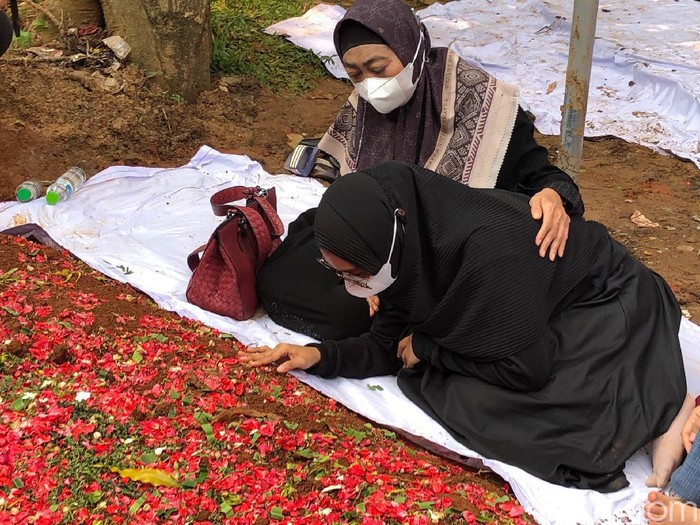 Ria Ricis Ria Ricis menyambangi makam sang ayah