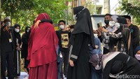 Ria Ricis menggunakan penerbangan pagi dari Flores, NTT menuju Jakarta dan langsung menuju makam sang ayah di Pesantren Tahfizh Daarul Quran, Tangerang. Foto: Asep/detikhot
