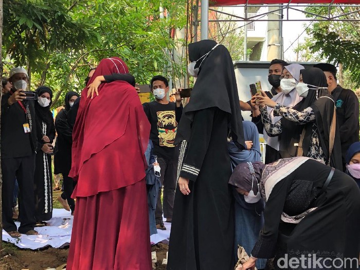 Ria Ricis Ria Ricis menyambangi makam sang ayah