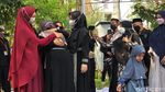 Ria Ricis Telat Tahu Ayah Meninggal, Bersimpuh di Atas Makam