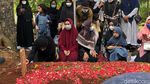 Ria Ricis Telat Tahu Ayah Meninggal, Bersimpuh di Atas Makam