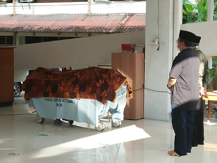 Kabar duka menyelimuti dunia kedokteran di Surabaya. Ketua Tim Pusat Pelayanan Kembar Siam Terpadu Rumah Sakit Umum (RSU) dr Soetomo, dr Agus Harianto SpA (K) meninggal dunia.