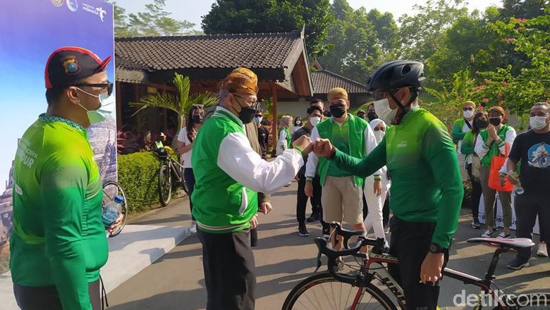 sandiaga uno di Sleman sandiaga uno gowes di Hidup Sehat Series 2021 Borobudur