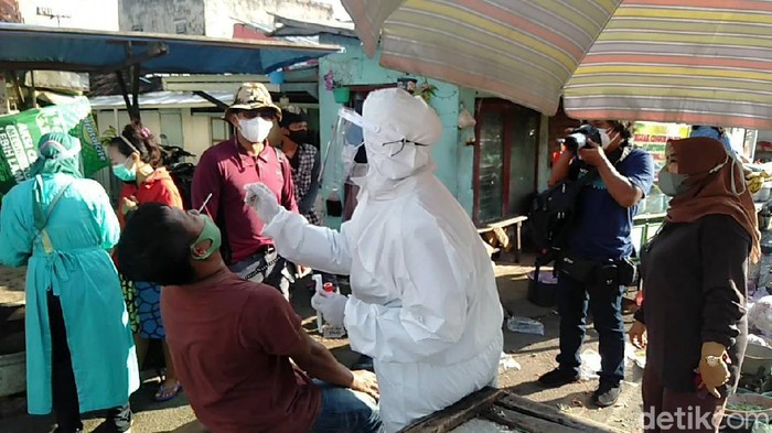 Pemkot Surabaya terus melakukan tes swab kepada pedagang pasar tumpah. Tes swab itu sebagai upaya pencegahan penyebaran COVID-19 di Surabaya.