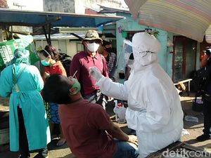 179 Pedagang Pasar Tumpah di Tambaksari Surabaya Dites Swab PCR
