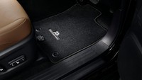Jika Anda tertarik untuk membelinya, Toyota Land Cruiser Prado edisi spesial ke-70 tahun baru akan diluncurkan di negara asalnya dulu, yakni Jepang. Foto: Dok. Toyota