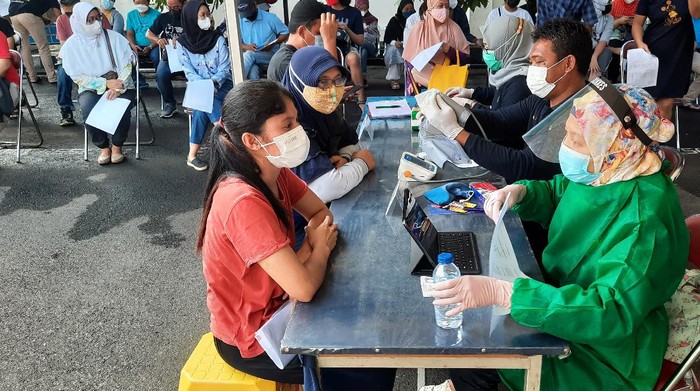 Vaksinasi COVID-19 massal di Polsek Pasar Minggu