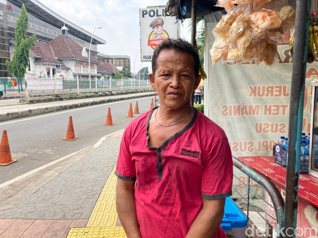 Wawan, warga yang menyaksikan peristiwa pelecehan seksual di Musala Al Amin, Jaktim. (Annisa/deticom)