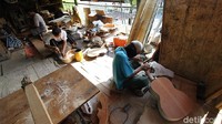 Tangan-tangan terampil para pekerja menghasilkan gitar yang berkualitas.